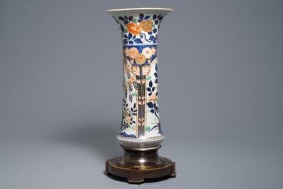 Un vase en porcelaine Imari de Japon mont&eacute; en bronze, Edo, 17&egrave;me