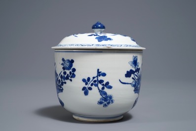 Un bol couvert en porcelaine de Chine bleu et blanc &agrave; d&eacute;cor de paniers fleuris, Kangxi