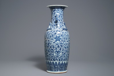 Un vase en porcelaine de Chine bleu et blanc aux rinceaux de lotus, 19&egrave;me