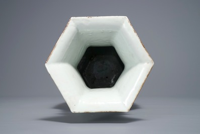 Un vase de forme hexagonale en porcelaine de Chine qianjiang cai, 19/20&egrave;me