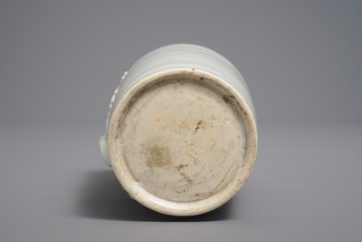 Een Chinese Dehua blanc de Chine vaas met reli&euml;f- en onderglazuurdecor, Kangxi