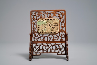 Un &eacute;cran de table en bois sculpt&eacute; et jade, Chine, 19/20&egrave;me