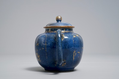 Une th&eacute;i&egrave;re couverte en porcelaine de Chine bleu poudr&eacute; et dor&eacute;, Kangxi