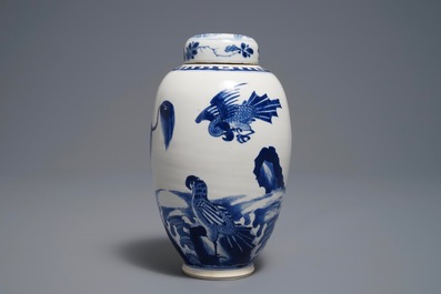 Een Chinese blauwwitte dekselvaas met mythologische dieren, Kangxi