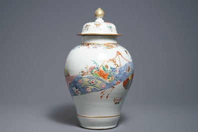 Un grand vase couvert en porcelaine de Chine famille rose, Yongzheng/Qianlong