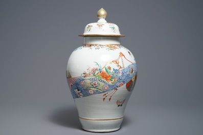 Un grand vase couvert en porcelaine de Chine famille rose, Yongzheng/Qianlong