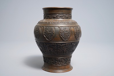Een Sino-Tibetaanse bronzen vaas met reli&euml;fdecor van mythologische dieren, 18/19e eeuw