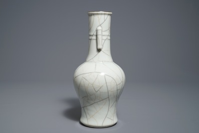 A Chinese ge-type crackle-glazed 'touhu' arrow vase, 18th C.