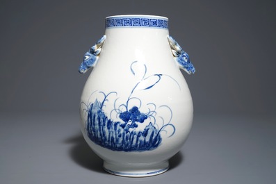 Een Chinese blauwwitte hu vaas met 'Drie Vrienden van de Winter' decor, Qianlong merk, 19/20e eeuw