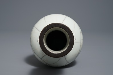 A Chinese ge-type crackle-glazed 'touhu' arrow vase, 18th C.