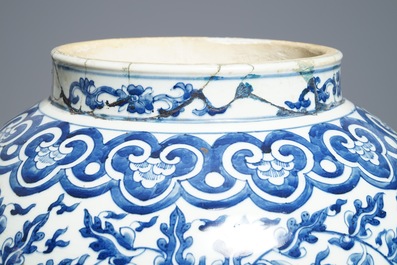 Un vase couvert en porcelaine de Chine bleu blanc &agrave; d&eacute;cor de rinceaux lotus, 19&egrave;me