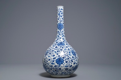 Un vase de forme bouteille en porcelaine de Chine bleu et blanc, 18/19&egrave;me