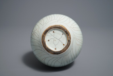 A Chinese ge-type crackle-glazed double gourd vase, 19/20th C.