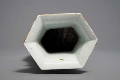 Un vase de forme hexagonale en porcelaine de Chine qianjiang cai, 19/20&egrave;me