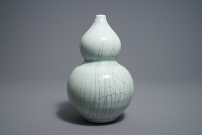 Un vase de forme double gourde en porcelaine de Chine de type ge, 19/20&egrave;me
