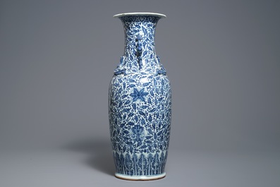 Un vase en porcelaine de Chine bleu et blanc aux rinceaux de lotus, 19&egrave;me