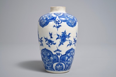 Een Chinese blauwwitte vaas met floraal decor, 18/19e eeuw