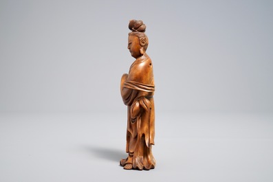 Een Chinese houten figuur van een staande Guanyin, 19e eeuw