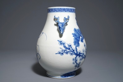 Un vase de forme hu en porcelaine de Chine bleu et blanc, marque de Qianlong, 19/20&egrave;me