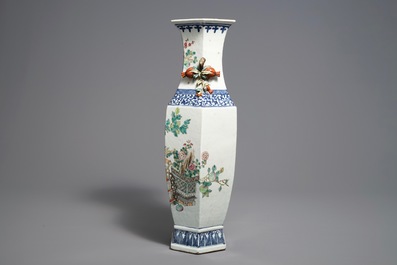 Een zeshoekige Chinese qianjiang cai vaas, 19/20e eeuw