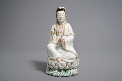 Un mod&egrave;le de Guanyin assis sur un tr&ocirc;ne de lotus en porcelaine de Chine, R&eacute;publique, 20&egrave;me