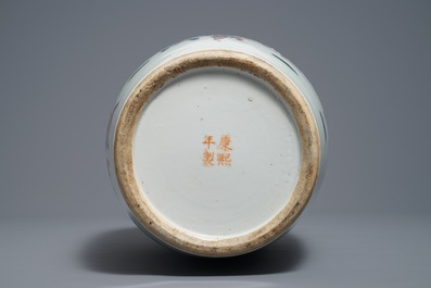 Un vase en porcelaine de Chine famille rose, marque de Kangxi, 19&egrave;me