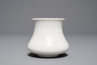 Un pot &agrave; pinceaux en porcelaine blanc de Chine, Kangxi