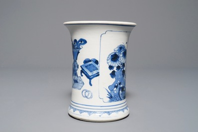 Een Chinese blauwwitte penselenbeker met decor van antiquiteiten, Kangxi