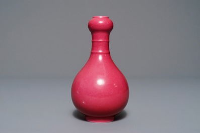 Un vase en porcelaine de Chine rose monochrome, marque de Yongzheng, 19/20&egrave;me