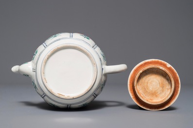 A Japanese Kakiemon teapot and cover, Edo, 17th C.