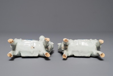 Une paire de mod&egrave;les de chevaux en porcelaine de Chine bleu et blanc, Qianlong