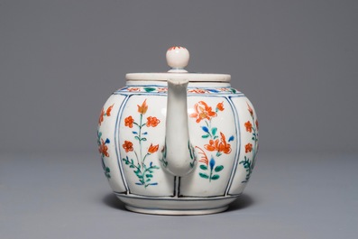 Une th&eacute;i&egrave;re couverte en porcelaine Kakiemon de Japon, Edo, 17&egrave;me