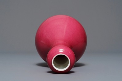 Un vase en porcelaine de Chine rose monochrome, marque de Yongzheng, 19/20&egrave;me