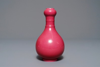 Een Chinese monochrome roze vaas, Yongzheng merk, 19/20e eeuw