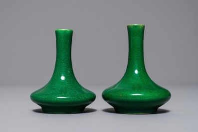 Een paar Chinese monochrome groene miniatuur vaasjes, Kangxi