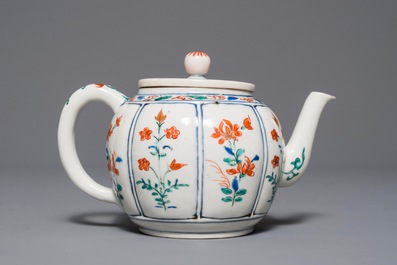 A Japanese Kakiemon teapot and cover, Edo, 17th C.