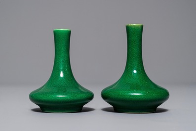 Een paar Chinese monochrome groene miniatuur vaasjes, Kangxi