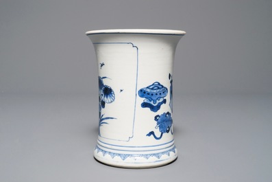 Een Chinese blauwwitte penselenbeker met decor van antiquiteiten, Kangxi