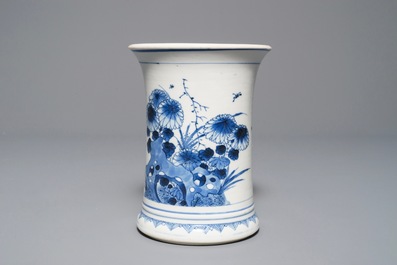 Een Chinese blauwwitte penselenbeker met decor van antiquiteiten, Kangxi