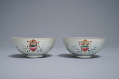 Une paire de bols en porcelaine de Chine famille rose, marque et &eacute;poque de Daoguang