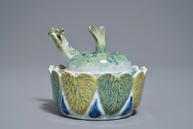 Un beurrier en forme de brochet en fa&iuml;ence polychrome de Delft, 18&egrave;me