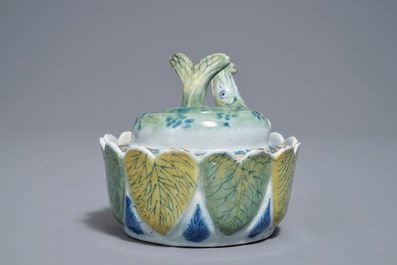 Un beurrier en forme de brochet en fa&iuml;ence polychrome de Delft, 18&egrave;me