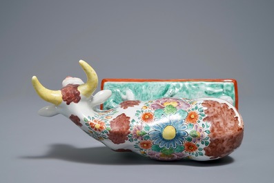 Een polychrome Delftse petit feu koe op basis, 18e eeuw