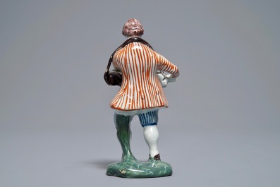 Een polychrome Delftse figuur van een draailierspeler, 18e eeuw