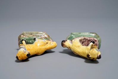 Une paire de miniatures de chiens en fa&iuml;ence polychrome de Delft, 18&egrave;me