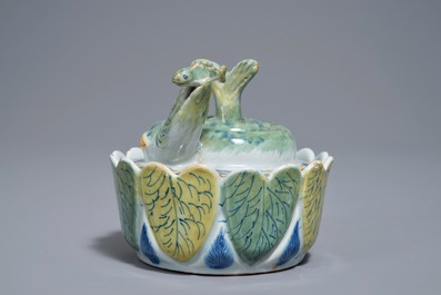 Un beurrier en forme de brochet en fa&iuml;ence polychrome de Delft, 18&egrave;me