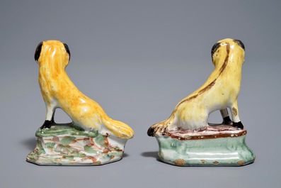 Een paar polychrome Delftse miniatuur hondjes, 18e eeuw