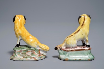 Une paire de miniatures de chiens en fa&iuml;ence polychrome de Delft, 18&egrave;me