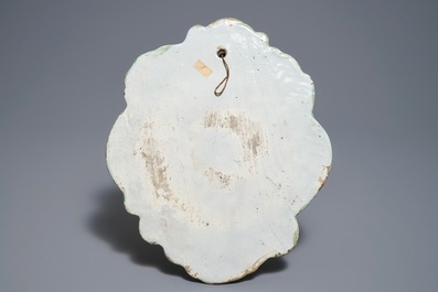 Een polychrome Delftse plaquette met decor van melkdrinkers, 18e eeuw