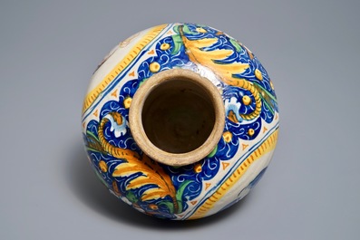 Een apothekerspot of 'vaso a palla' in Italiaanse majolica, Veneti&euml;, 2e helft 16e eeuw